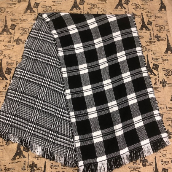 Charlotte Daniel NWOT! Plaid  Fringe Scarf - Picture 8 of 8